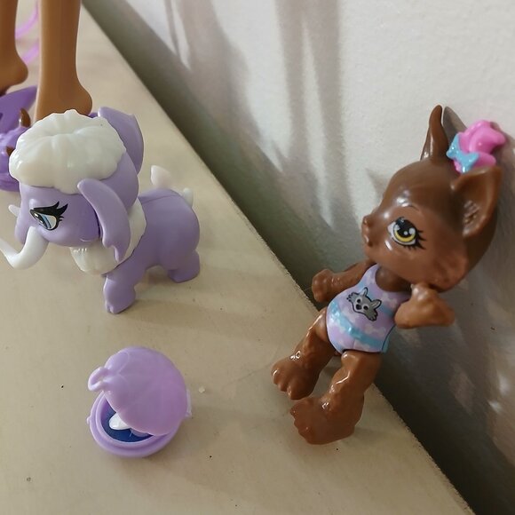 Monster High Clawdeen Wolf doll in pjs with sister & accessories - Picture 3 of 6